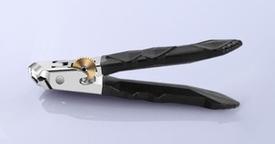 Taglia anche le unghie dei piedi più dure con un tocco leggerissimo.