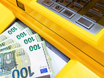 Il trucco diventa virale. Migliaia di persone si affollano ai bancomat